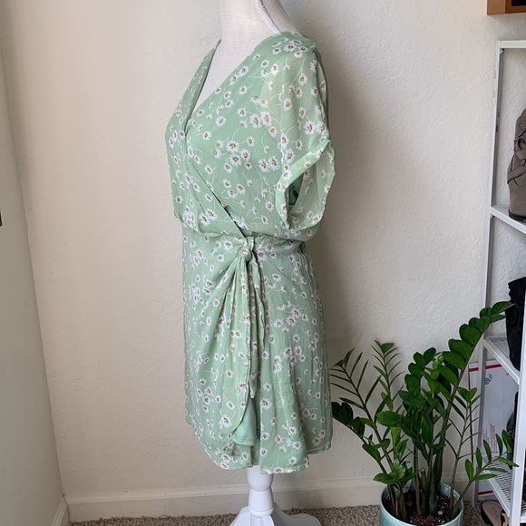 ALL IN FAVOR Light Green Floral Print Wrap Dress Size Small - Picture 12 of 16
